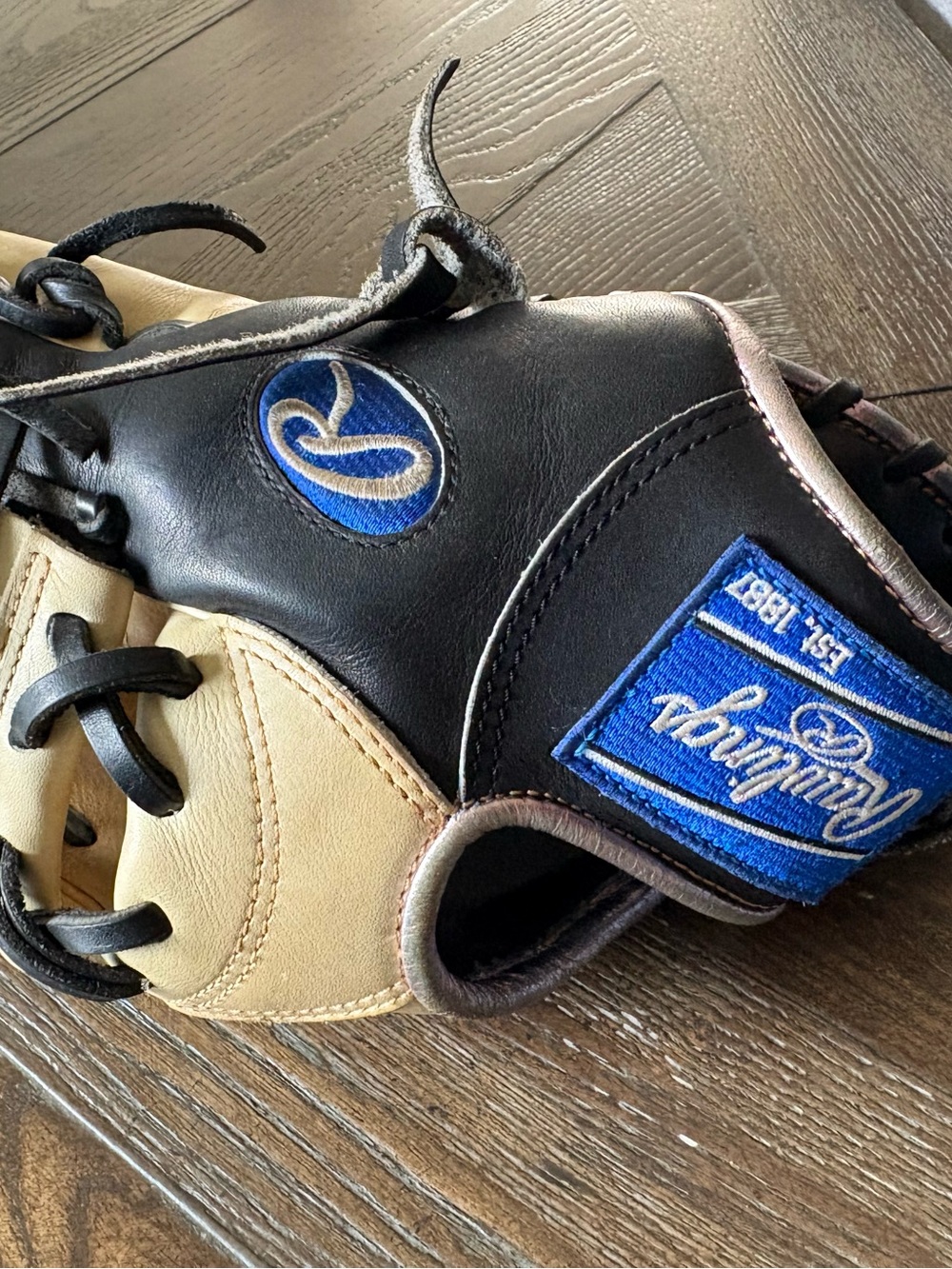 Rawlings Heart of the Hide 11.5 right hand throw